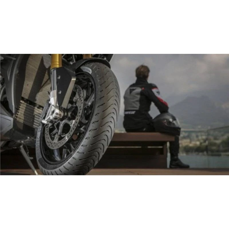 Metzeler RoadTec 01 & 01SE Motorcycle Tyres 2 Metzeler RoadTec 01 & 01SE Motorcycle Tyres - Image 2